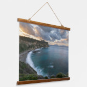 海岸の静けさ: 崖の上の夕日 吊り下げ型タペストリー (傾斜あり)