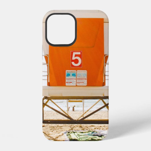 海岸前のオレンジと白の小屋 iPhoneケース (裏面)
