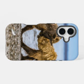 海岸沿いに生息するヒグマ iPhone 16ケース (裏面横)