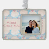 海岸沿いのクリスマスシーシェルヒトデの写真 シルバープレートフレームオーナメント (正面)