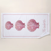 海岸沿いのピンク色の貝類が白パーソナライズされた色 ビーチタオル (正面)