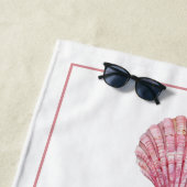 海岸沿いのピンク色の貝類が白パーソナライズされた色 ビーチタオル (インサイチュ)