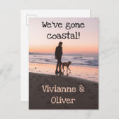 海岸沿いの夕日のビーチ歩く写真 案内ポストカード (正面/裏面)