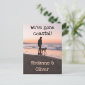 海岸沿いの夕日のビーチ歩く写真 案内ポストカード (スタンド正面)