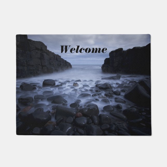 海岸沿いの小石と海のドアに沿って ドアマット (正面)