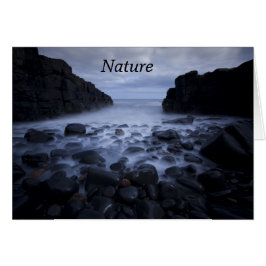 海岸沿いの小石と海