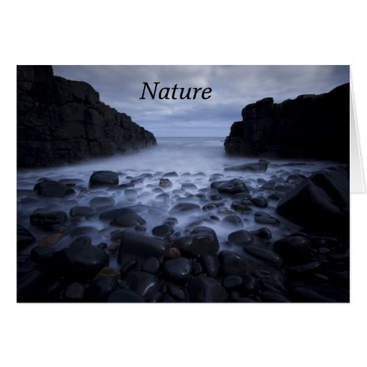 海岸沿いの小石と海 (正面横)