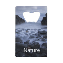 海岸沿いの小石と海 クレジットカード栓抜き