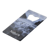 海岸沿いの小石と海 クレジットカード栓抜き (正面アングル)