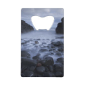 海岸沿いの小石と海 クレジットカード栓抜き (裏面)