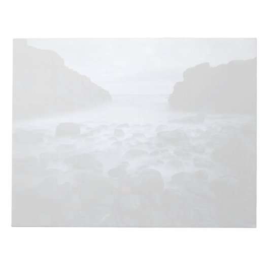 海岸沿いの小石と海 ノートパッド (正面)