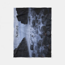 海岸沿いの小石と海 フリースブランケット