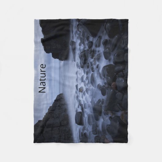 海岸沿いの小石と海 フリースブランケット (正面)