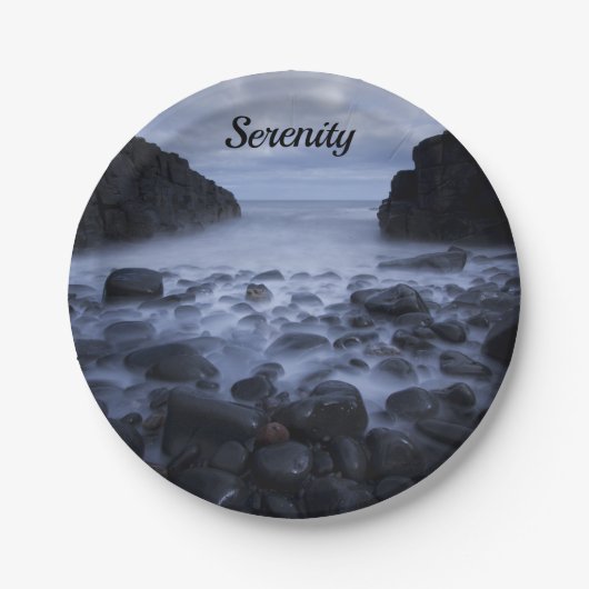 海岸沿いの小石と海 ペーパープレート (正面)