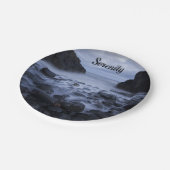 海岸沿いの小石と海 ペーパープレート (アングル)