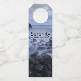 海岸沿いの小石と海 ボトルネックタグ