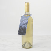 海岸沿いの小石と海 ボトルネックタグ (アングル)