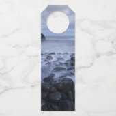 海岸沿いの小石と海 ボトルネックタグ (裏面)