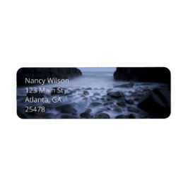 海岸沿いの小石と海 ラベル