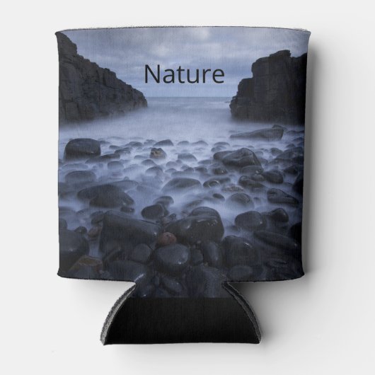 海岸沿いの小石と海 缶クーラー (正面)