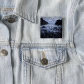 海岸沿いの小石と海 缶バッジ (インサイチュ)