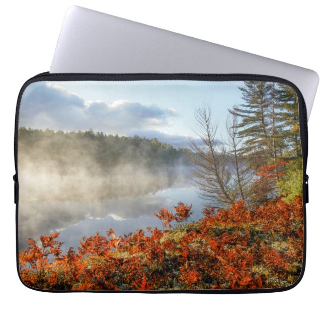 海岸沿いシダ |パラダイス，ミシガン ラップトップスリーブ (正面)