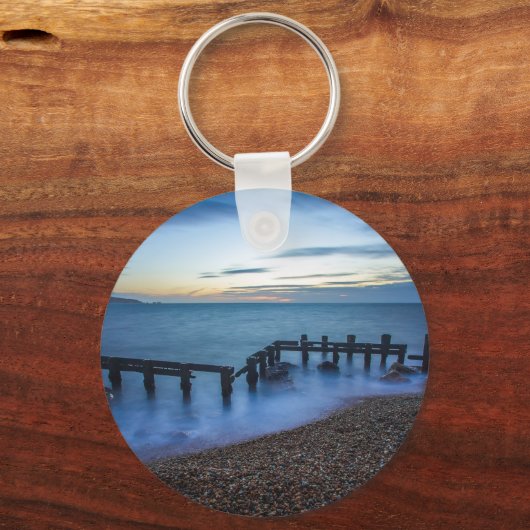 海岸線と防波堤の上の夕暮れの空 キーホルダー (裏面)