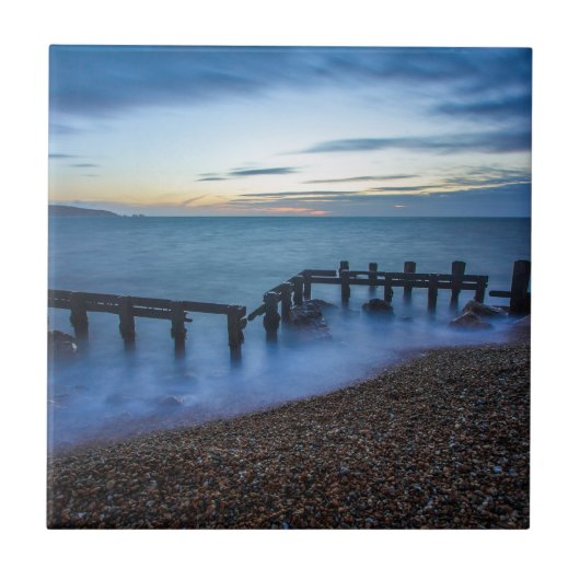 海岸線と防波堤の上の夕暮れの空 タイル (正面)
