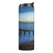 海岸線と防波堤の上の夕暮れの空 タンブラー (回転左)