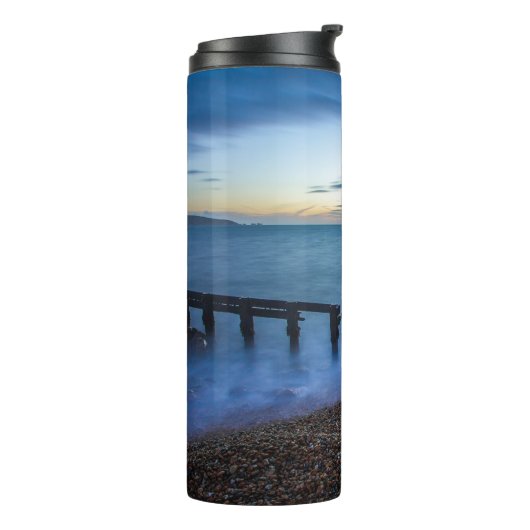 海岸線と防波堤の上の夕暮れの空 タンブラー (回転左)