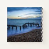 海岸線と防波堤の上の夕暮れの空 ノートブック (裏面)