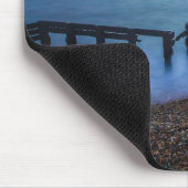 海岸線と防波堤の上の夕暮れの空 マウスパッド (コーナー)