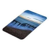 海岸線と防波堤の上の夕暮れの空 マグネット (左側)