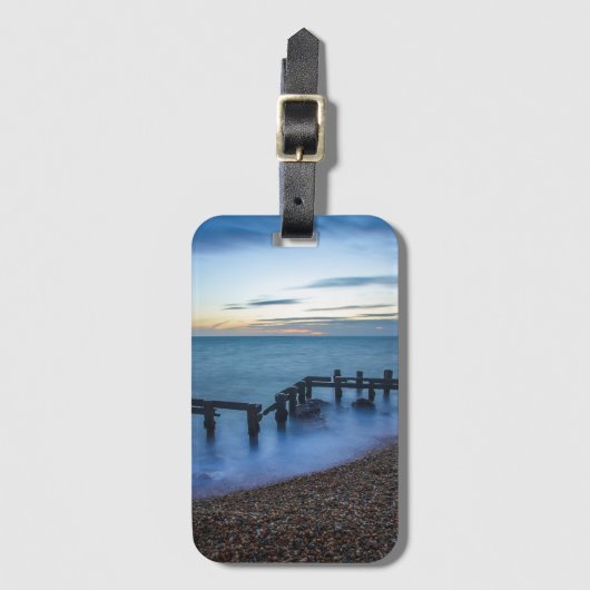 海岸線と防波堤の上の夕暮れの空 ラゲッジタグ (正面縦)
