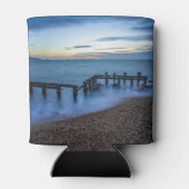 海岸線と防波堤の上の夕暮れの空 缶クーラー (裏面)