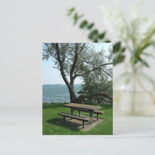 海岸線に沿うピクニック用のテーブル ポストカード (スタンド正面)