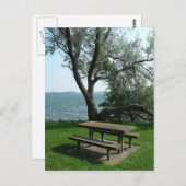 海岸線に沿うピクニック用のテーブル ポストカード (正面/裏面)