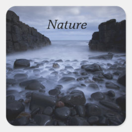 海岸線広場に沿った小石と海 スクエアシール