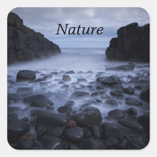 海岸線広場に沿った小石と海 スクエアシール (正面)