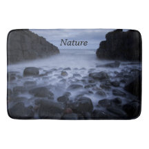 海岸線浴Mに沿った小石と海