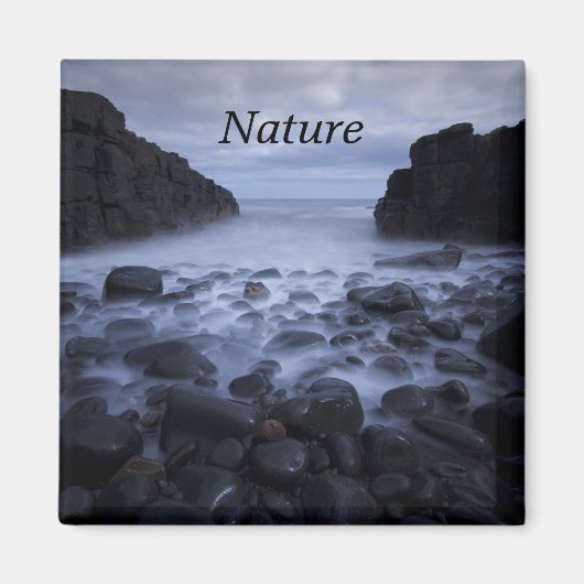 海岸線磁石に沿った小石と海 マグネット (正面)