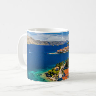 海岸線  クロアチア、コルクラ島、コルクラ町 コーヒーマグカップ