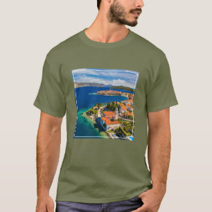 海岸線  クロアチア、コルクラ島、コルクラ町 Tシャツ