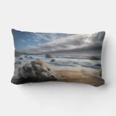 海岸線 | Stormy Big Sur，カリフォルニア ランバークッション (裏面)