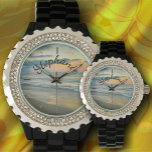 海日0735 腕時計<br><div class="desc">絵を描の「海サンセット0735」コレクションこのWomen's Rhinestone Watchは明るく輝きやすいので直接見て気を付けて。黒か白のエナメル合金ブレスレットとカスタマイズ可能な顔で、時間を見て時計を見るのが大好き。製品ページでパーソナライズすクリックるか、「カスタマイズ」ボタンでパーソナライズする。メキシコのプエルトバ絵を描ラルタにあるHotel Krystal近くの夕日のビーチを捉えた私の「海サンセット0735」から作成されたデザイン。このコレクションには一致する製品が含まれている。</div>