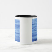 海水の鮫の水泳 マグカップ (中央)