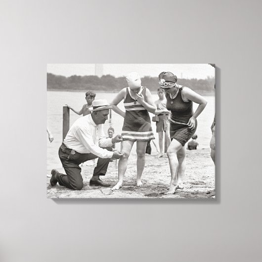 海水浴場の警察官 1922年 昔の写真 キャンバスプリント (正面)