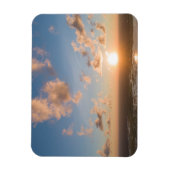 海沿いの水平線を越える上空のサンライズの画像 マグネット (縦)