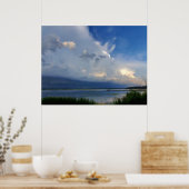 海沿いの青い水の上に大きな夏の雷雨 ポスター (キッチン)