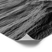 海波が岩の多い海岸沿いの崖に打ち寄せる ポスター (角)